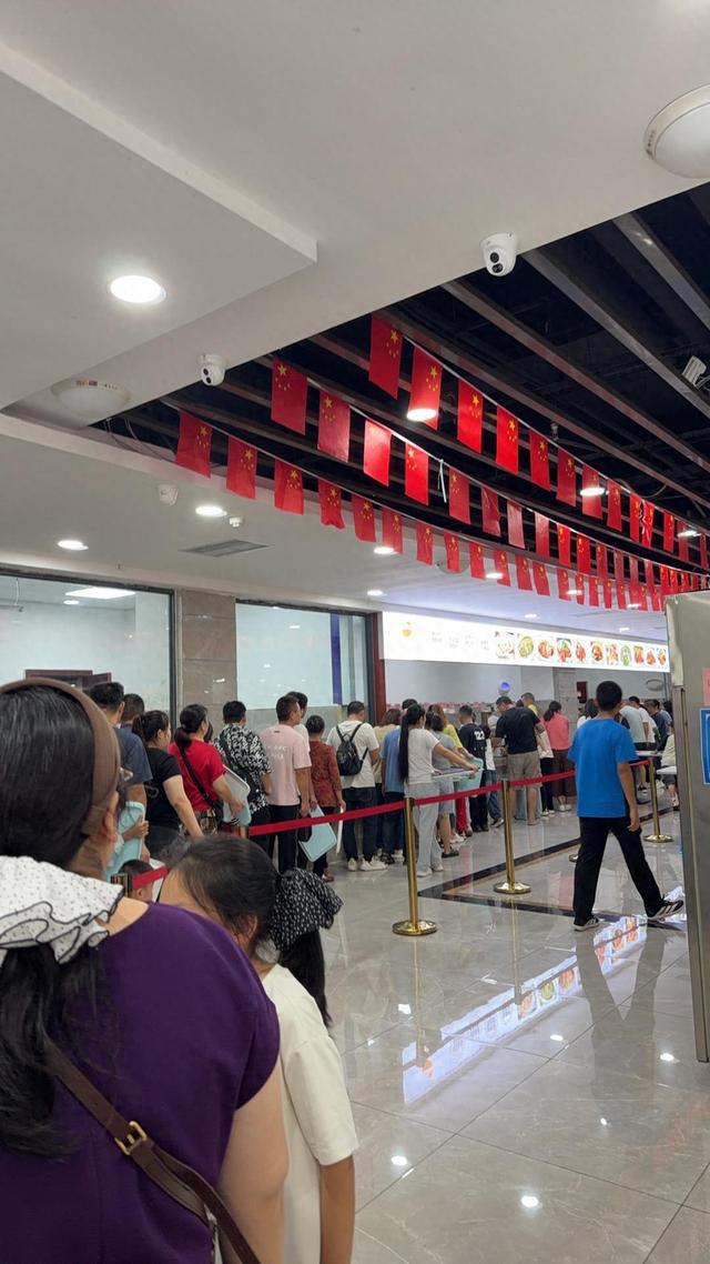 3200人涌进荣昌政府食堂吃午饭，居民：排了半小时队，是我们本地味道