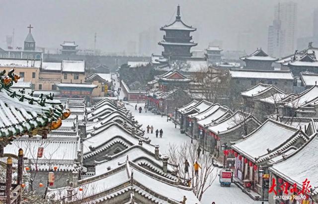 踏雪访古城!大同初雪引众游客打卡,雪景与市井气双向治愈~
