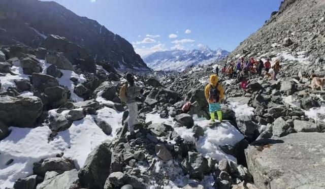 23岁硕士生徒步“网红冰川”遇难 户外领队：协助家属处理后事，暂停组织户外活动