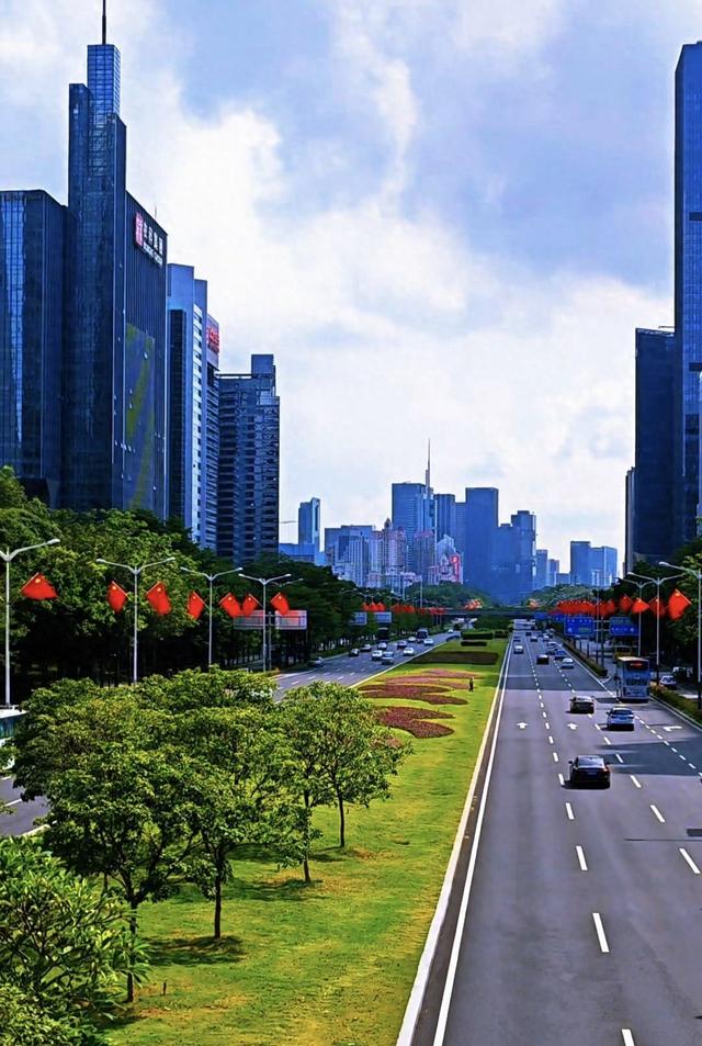 国庆第一天打卡深圳景观大道深南大道，车这么少太安静了！
