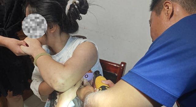 腋下管理失败！消防站内，女子尴尬地抬起胳膊……