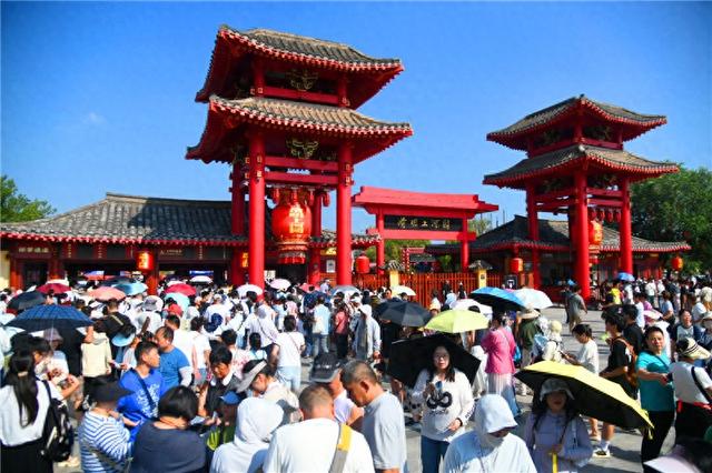 纵览文旅深察｜凭什么让游客“来了不想走，走了还再来”？这个5A景区的长盛不衰值得旅游从业者借鉴！
