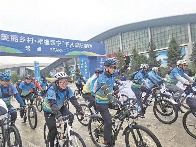 西宁城中区千人骑行开赛 骑手田间赛道竞风采