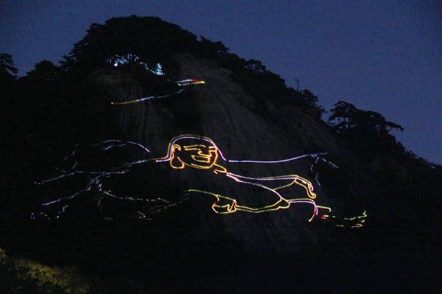 千山景区新增震撼光影景观 云潭瀑布与激光秀交相辉映