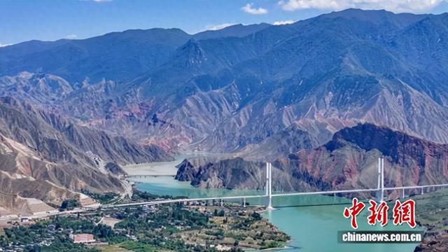 航拍青海尖扎夏日黄河沿岸风光