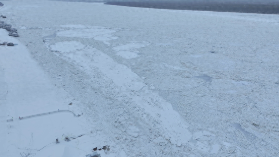 中俄界江黑龙江嘉荫段进入全域封冻期 冰雪经济“热”力启动