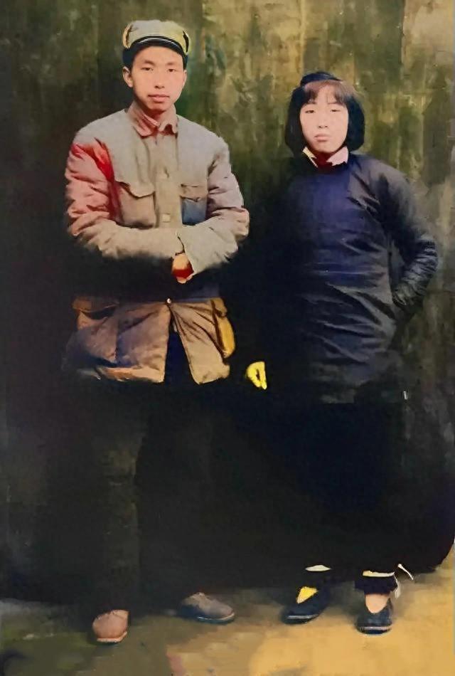 1949年，华国锋和妻子韩芝俊的合影，她18岁	，端庄贤惠，气质不凡