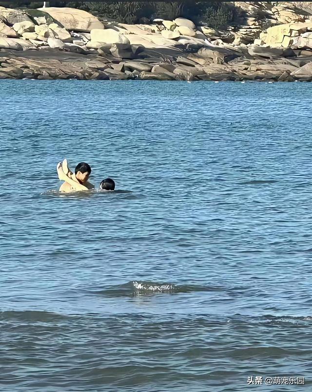 海边散步偶遇奇异景象，云朵海浪交织成画，我彻底被征服了