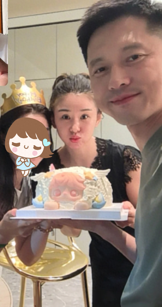 李小萌夫妇在家请客，复式大平层装修很有格调，王雷喝酒也抽烟