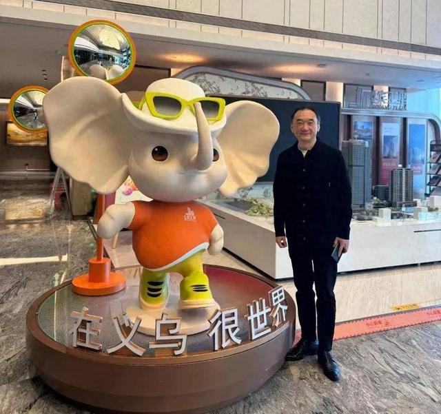 一块大屏幕因何引来人山人海……？