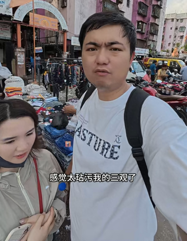 中国夫妻探秘印度贫民窟：丈夫被石头砸满头包，妻子一直被打臀部