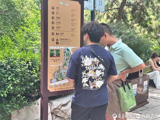 趵突泉景区多处指示牌字迹破损脱落，游客直言“寻路难”