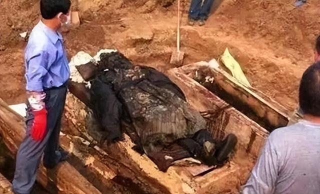 北京挖出大太监李莲英之墓，开棺后	，考古人员被吓得浑身发抖