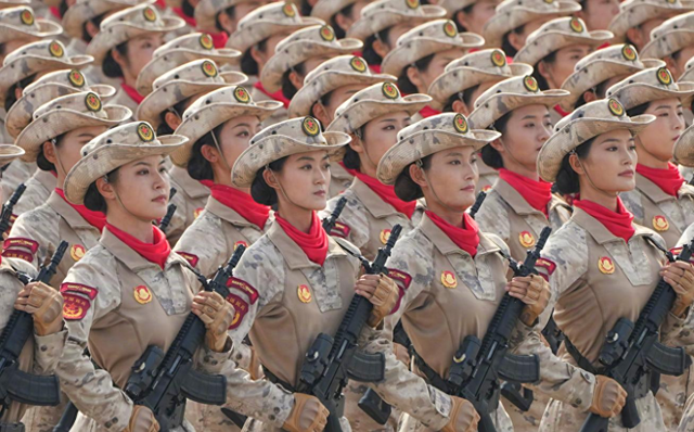太牛了！女民兵李思颖阅兵回家仅半天,母亲就宣布其新身份，恭喜
