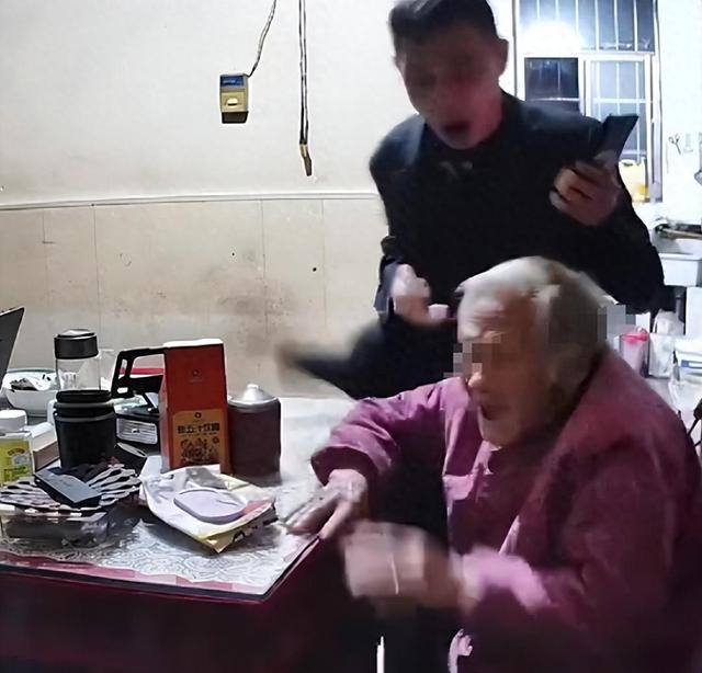 亲戚为暴打母亲男叫屈！他良心不坏，动手事出有因，老人拿钱捞人