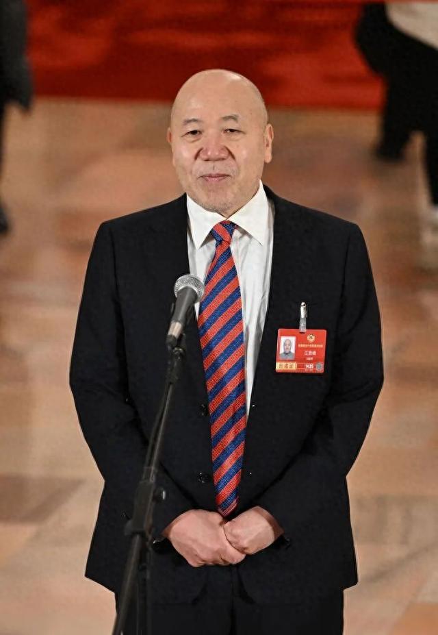 湖北校友王勇峰走上委员通道，他先后将五星红旗插上七大洲之巅，带队测得珠峰最精确高度8848.86米