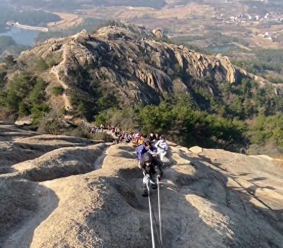“随时可能断裂，一天有近千人在爬！”武汉一地攀岩“野线路”登山绳磨损，当地文旅：高度重视，将立即核实