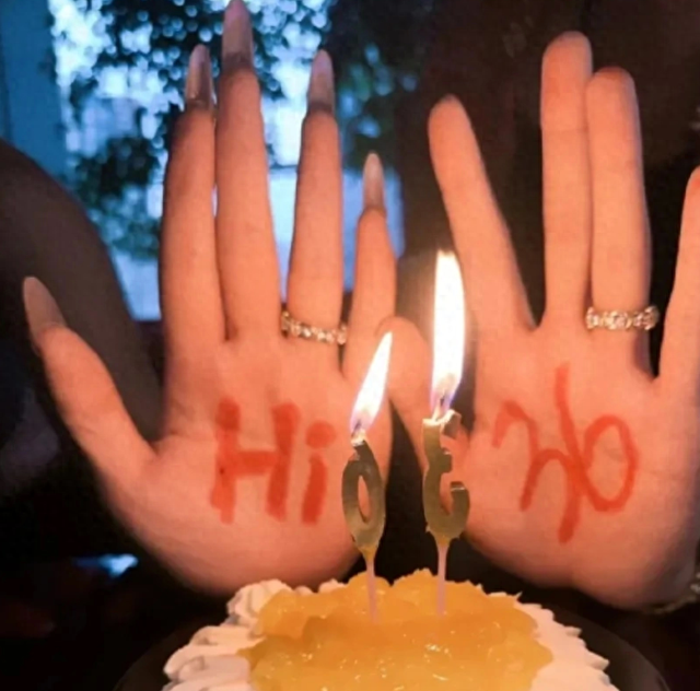 女篮李梦为老公张隆过生日，年龄曝光才36岁，球迷：勉强还能接受