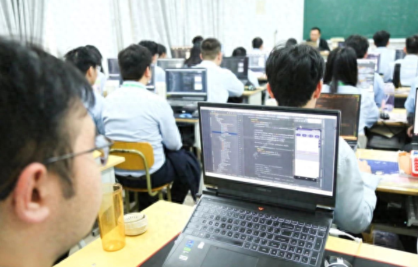 教育驱动未来，北京八维教育集团云计算专业助学子硬核成长