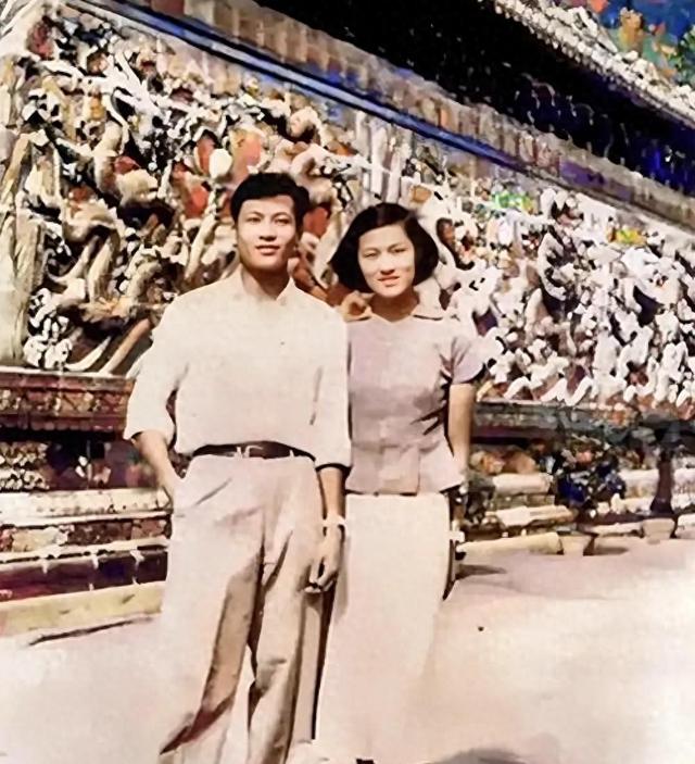 1956年，章含之和洪君彦约会，站在北海九龙壁前，拍下了一张合影