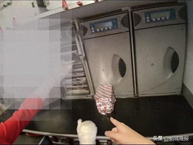 西安航班惊现闹剧！乘客强闯服务间逼乘务长摆餐，究竟是何心态？