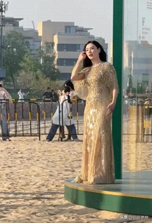 张柏芝现身河北偶遇，全程无美颜滤镜，路人手机真实拍照