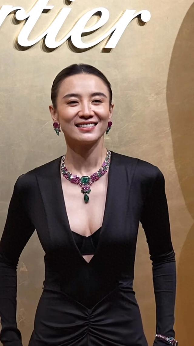 宋佳真大胆，深V开到肚脐却偏穿内衣，自曝保养秘诀竟是多睡觉