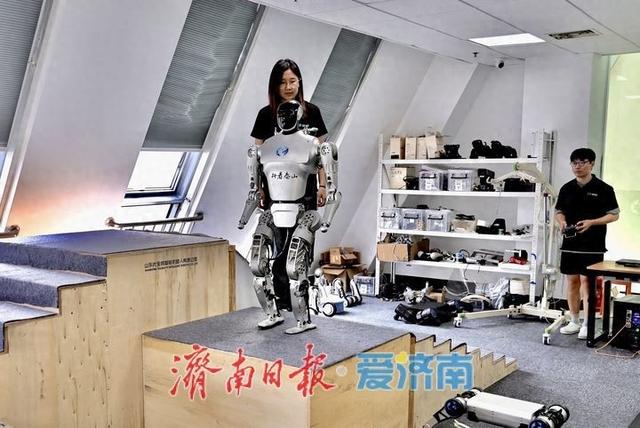 “济南造”机器人加速奔跑