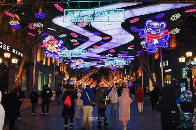 中央大街“冰雪迎宾 瑞马迎新”主题创意灯饰 今起陆续呈现