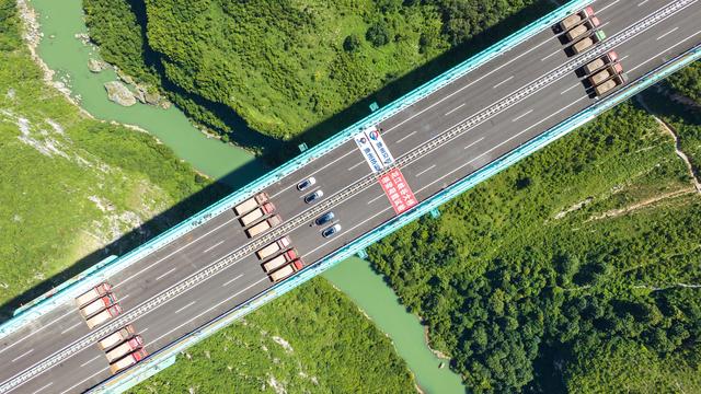 新华全媒+｜在建世界第一高桥——贵州花江峡谷大桥顺利完成荷载试验#