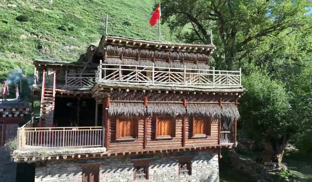 甘孜金马草原：红军锅铭刻八十九载团结志，胡杨林守望两万里路长征心