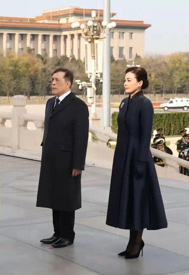泰国王后是个狠人，47岁穿十厘米细高跟，一天赶三场活动未见疲惫