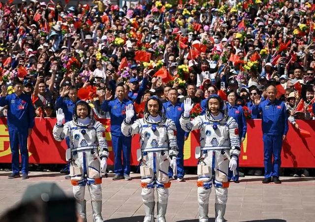 神舟二十号航天员还没返航,两款新飞船准备首飞:能去接回来吗