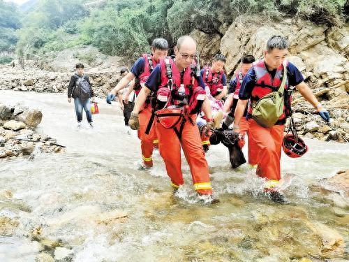 徒步5小时转移4名行动困难群众