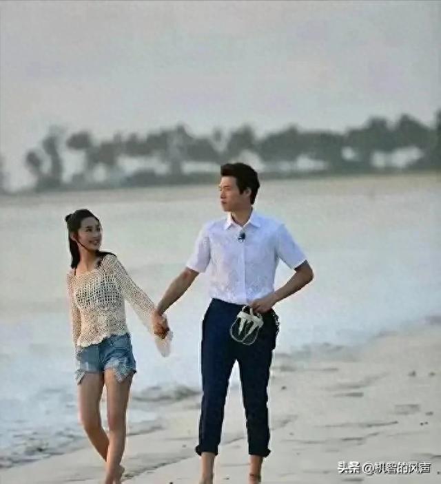 李沁和男友海边散步，骑到男友身上玩