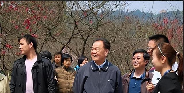 他是华国锋的接班人一心为国操劳，晚年回到家乡当农民