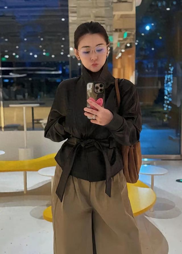 有钱真好！嫁给大连富二代的李小萌 逛街喝咖啡 开的600万劳斯莱斯