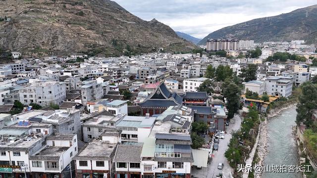 四川北部的十八线小城，不仅有机场和高铁站，还有一大堆绝美景点