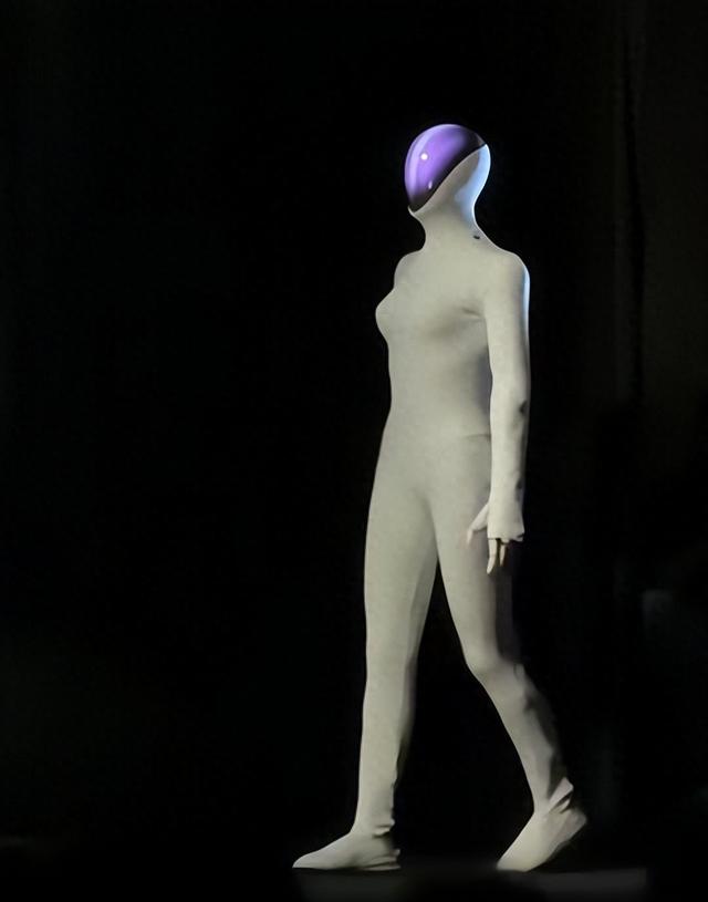 马斯克机器人为何一片叫好，小鹏机器人表现完美	，却逼得剪腿自证