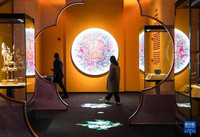 新时代中国调研行之文化中华｜走进“祥开万象——故宫与西藏文物联展”