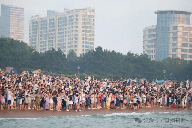 日照的海边人山人海！