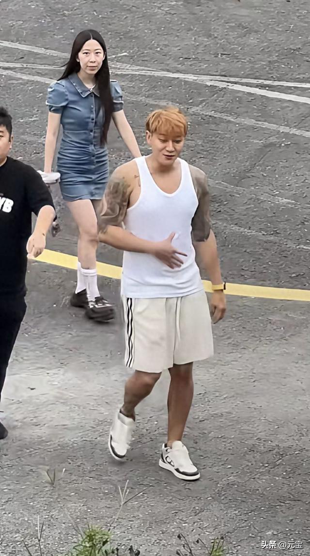 黄子韬这身材比例 庞大的身躯 估计是婚后发福了 有点山东大汉的感觉