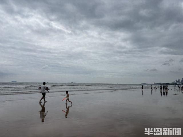 热闹的周末沙滩