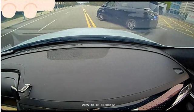 载客网约车遭一男子别车，男子自称公安局的，山西临汾交警支队回应：辖区大队已介入调查