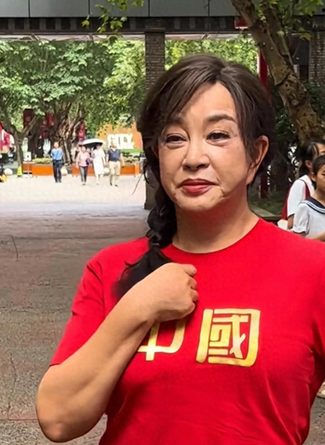 钱再多有什么用？刘晓庆意外摔倒、反应迟缓	，令人担心的事发生了