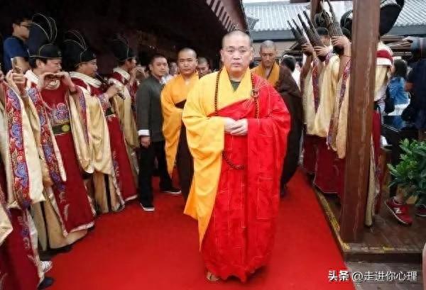 释永信塌房后，家人藏不住了！大哥开武校，二哥住豪宅，四弟出家