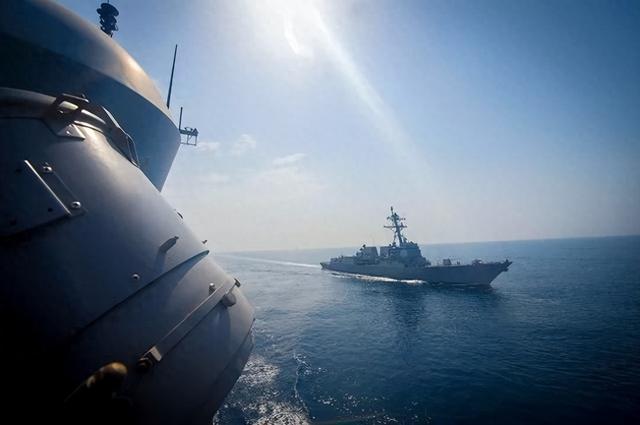 一艘中国货船驶向伊朗，半路遭美军特种兵突袭，船上货物被没收