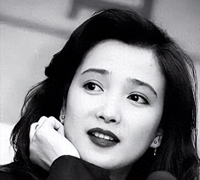 她走后24小时，全网却开始了另一场“表演”