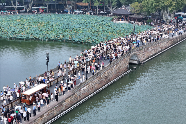 长假第六天杭州接待旅游人次274.77万，“月亮船”再次点亮西湖