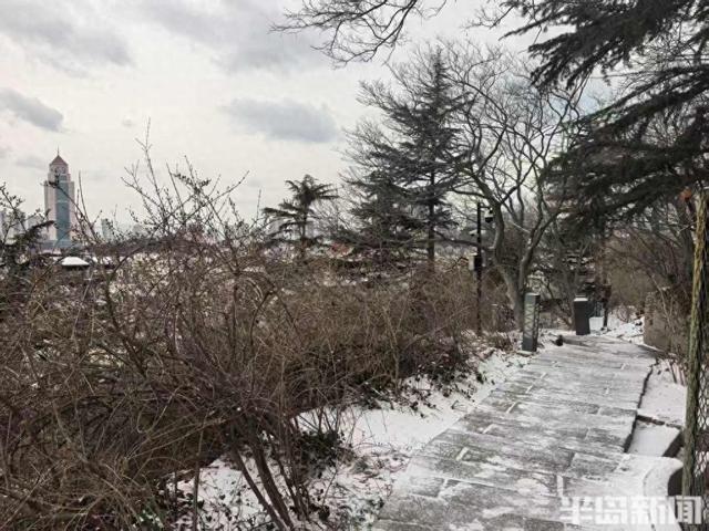 红瓦绿树，白雪皑皑